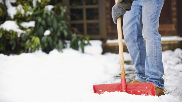 Tempête hivernale : Comment pelleter sans se blesser?