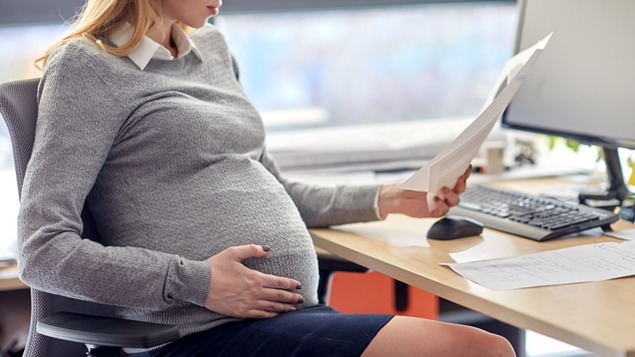L'ajustement d'un poste de travail pour une femme enceinte